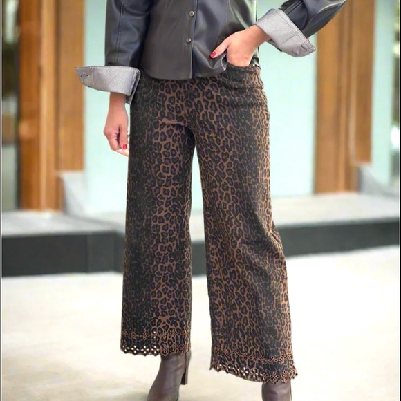 Anthro Entro Leopard Print
Wide Leg Jeans Size L NWT
Eyelet Hem Statement Denim - Picture 3 of 13